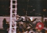 Image Ours chevaux clowns et trapézistes effectuer dans le cirque Nashville Tennessee USA, 1977, de la seconde 20 séquences d'archives historiques vidéo 65675023778
