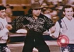 Image Ours chevaux clowns et trapézistes effectuer dans le cirque Nashville Tennessee USA, 1977, de la seconde 22 séquences d'archives historiques vidéo 65675023778