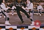 Image Ours chevaux clowns et trapézistes effectuer dans le cirque Nashville Tennessee USA, 1977, de la seconde 23 séquences d'archives historiques vidéo 65675023778
