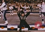 Image Ours chevaux clowns et trapézistes effectuer dans le cirque Nashville Tennessee USA, 1977, de la seconde 24 séquences d'archives historiques vidéo 65675023778