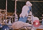 Image Ours chevaux clowns et trapézistes effectuer dans le cirque Nashville Tennessee USA, 1977, de la seconde 28 séquences d'archives historiques vidéo 65675023778