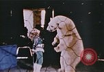 Image Ours chevaux clowns et trapézistes effectuer dans le cirque Nashville Tennessee USA, 1977, de la seconde 35 séquences d'archives historiques vidéo 65675023778