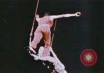 Image Ours chevaux clowns et trapézistes effectuer dans le cirque Nashville Tennessee USA, 1977, de la seconde 38 séquences d'archives historiques vidéo 65675023778