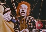 Image Ours chevaux clowns et trapézistes effectuer dans le cirque Nashville Tennessee USA, 1977, de la seconde 49 séquences d'archives historiques vidéo 65675023778