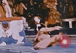 Image Ours chevaux clowns et trapézistes effectuer dans le cirque Nashville Tennessee USA, 1977, de la seconde 53 séquences d'archives historiques vidéo 65675023778