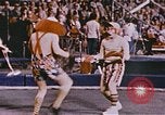 Image Ours chevaux clowns et trapézistes effectuer dans le cirque Nashville Tennessee USA, 1977, de la seconde 54 séquences d'archives historiques vidéo 65675023778