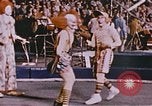 Image Ours chevaux clowns et trapézistes effectuer dans le cirque Nashville Tennessee USA, 1977, de la seconde 56 séquences d'archives historiques vidéo 65675023778