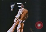 Image Ours chevaux clowns et trapézistes effectuer dans le cirque Nashville Tennessee USA, 1977, de la seconde 59 séquences d'archives historiques vidéo 65675023778