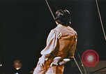 Image Ours chevaux clowns et trapézistes effectuer dans le cirque Nashville Tennessee USA, 1977, de la seconde 62 séquences d'archives historiques vidéo 65675023778