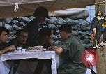 Standbild Thanksgiving Dinner Vietnam, 1969, aus Sekunde 8 historischem Filmmaterial Videoclip 65675023791