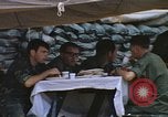 Standbild Thanksgiving Dinner Vietnam, 1969, aus Sekunde 9 historischem Filmmaterial Videoclip 65675023791