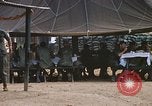 Standbild Thanksgiving Dinner Vietnam, 1969, aus Sekunde 16 historischem Filmmaterial Videoclip 65675023791