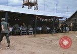Standbild Thanksgiving Dinner Vietnam, 1969, aus Sekunde 34 historischem Filmmaterial Videoclip 65675023791