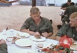 Standbild Thanksgiving Dinner Vietnam, 1969, aus Sekunde 49 historischem Filmmaterial Videoclip 65675023791