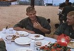 Standbild Thanksgiving Dinner Vietnam, 1969, aus Sekunde 50 historischem Filmmaterial Videoclip 65675023791