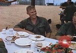Standbild Thanksgiving Dinner Vietnam, 1969, aus Sekunde 51 historischem Filmmaterial Videoclip 65675023791