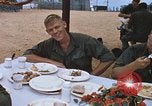 Standbild Thanksgiving Dinner Vietnam, 1969, aus Sekunde 52 historischem Filmmaterial Videoclip 65675023791
