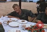 Standbild Thanksgiving Dinner Vietnam, 1969, aus Sekunde 53 historischem Filmmaterial Videoclip 65675023791