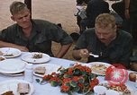 Standbild Thanksgiving Dinner Vietnam, 1969, aus Sekunde 56 historischem Filmmaterial Videoclip 65675023791