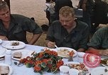 Standbild Thanksgiving Dinner Vietnam, 1969, aus Sekunde 57 historischem Filmmaterial Videoclip 65675023791