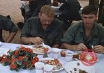 Standbild Thanksgiving Dinner Vietnam, 1969, aus Sekunde 59 historischem Filmmaterial Videoclip 65675023791