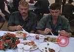 Standbild Thanksgiving Dinner Vietnam, 1969, aus Sekunde 60 historischem Filmmaterial Videoclip 65675023791