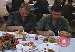 Standbild Thanksgiving Dinner Vietnam, 1969, aus Sekunde 61 historischem Filmmaterial Videoclip 65675023791