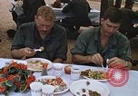Standbild Thanksgiving Dinner Vietnam, 1969, aus Sekunde 62 historischem Filmmaterial Videoclip 65675023791