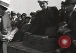Immagine di Piccioni rilasciato in Chuck-up Astoria New York USA, 1931, secondo 30 filmato di repertorio 65675023807