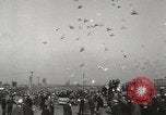 Immagine di Piccioni rilasciato in Chuck-up Astoria New York USA, 1931, secondo 62 filmato di repertorio 65675023807