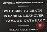 Standbild George L Stathakis Tod in Niagara Falls Zylinder Niagara Falls New York USA, 1930, aus Sekunde 8 historischem Filmmaterial Videoclip 65675023811