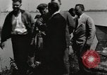 Standbild George L Stathakis Tod in Niagara Falls Zylinder Niagara Falls New York USA, 1930, aus Sekunde 10 historischem Filmmaterial Videoclip 65675023811