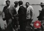 Standbild George L Stathakis Tod in Niagara Falls Zylinder Niagara Falls New York USA, 1930, aus Sekunde 11 historischem Filmmaterial Videoclip 65675023811