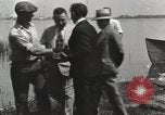 Standbild George L Stathakis Tod in Niagara Falls Zylinder Niagara Falls New York USA, 1930, aus Sekunde 12 historischem Filmmaterial Videoclip 65675023811