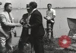 Standbild George L Stathakis Tod in Niagara Falls Zylinder Niagara Falls New York USA, 1930, aus Sekunde 13 historischem Filmmaterial Videoclip 65675023811