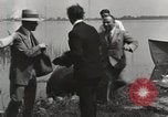 Standbild George L Stathakis Tod in Niagara Falls Zylinder Niagara Falls New York USA, 1930, aus Sekunde 14 historischem Filmmaterial Videoclip 65675023811