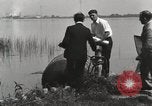 Standbild George L Stathakis Tod in Niagara Falls Zylinder Niagara Falls New York USA, 1930, aus Sekunde 16 historischem Filmmaterial Videoclip 65675023811