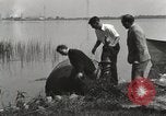 Standbild George L Stathakis Tod in Niagara Falls Zylinder Niagara Falls New York USA, 1930, aus Sekunde 18 historischem Filmmaterial Videoclip 65675023811