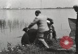 Standbild George L Stathakis Tod in Niagara Falls Zylinder Niagara Falls New York USA, 1930, aus Sekunde 20 historischem Filmmaterial Videoclip 65675023811