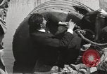 Standbild George L Stathakis Tod in Niagara Falls Zylinder Niagara Falls New York USA, 1930, aus Sekunde 24 historischem Filmmaterial Videoclip 65675023811