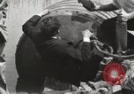 Standbild George L Stathakis Tod in Niagara Falls Zylinder Niagara Falls New York USA, 1930, aus Sekunde 25 historischem Filmmaterial Videoclip 65675023811