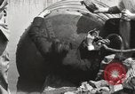 Standbild George L Stathakis Tod in Niagara Falls Zylinder Niagara Falls New York USA, 1930, aus Sekunde 26 historischem Filmmaterial Videoclip 65675023811