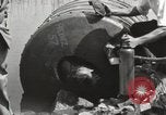 Standbild George L Stathakis Tod in Niagara Falls Zylinder Niagara Falls New York USA, 1930, aus Sekunde 30 historischem Filmmaterial Videoclip 65675023811