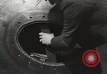 Standbild George L Stathakis Tod in Niagara Falls Zylinder Niagara Falls New York USA, 1930, aus Sekunde 55 historischem Filmmaterial Videoclip 65675023811