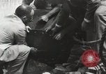 Standbild George L Stathakis Tod in Niagara Falls Zylinder Niagara Falls New York USA, 1930, aus Sekunde 57 historischem Filmmaterial Videoclip 65675023811