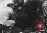 Standbild George L Stathakis Tod in Niagara Falls Zylinder Niagara Falls New York USA, 1930, aus Sekunde 60 historischem Filmmaterial Videoclip 65675023811