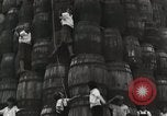Standbild Holzfass bonfire Salem Massachusetts USA, 1930, aus Sekunde 24 historischem Filmmaterial Videoclip 65675023813