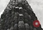 Standbild Holzfass bonfire Salem Massachusetts USA, 1930, aus Sekunde 30 historischem Filmmaterial Videoclip 65675023813