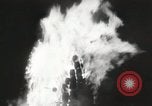 Standbild Holzfass bonfire Salem Massachusetts USA, 1930, aus Sekunde 45 historischem Filmmaterial Videoclip 65675023813
