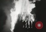 Standbild Holzfass bonfire Salem Massachusetts USA, 1930, aus Sekunde 57 historischem Filmmaterial Videoclip 65675023813
